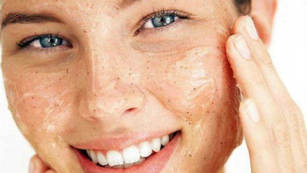 Exfoliar la piel, qué beneficios tiene