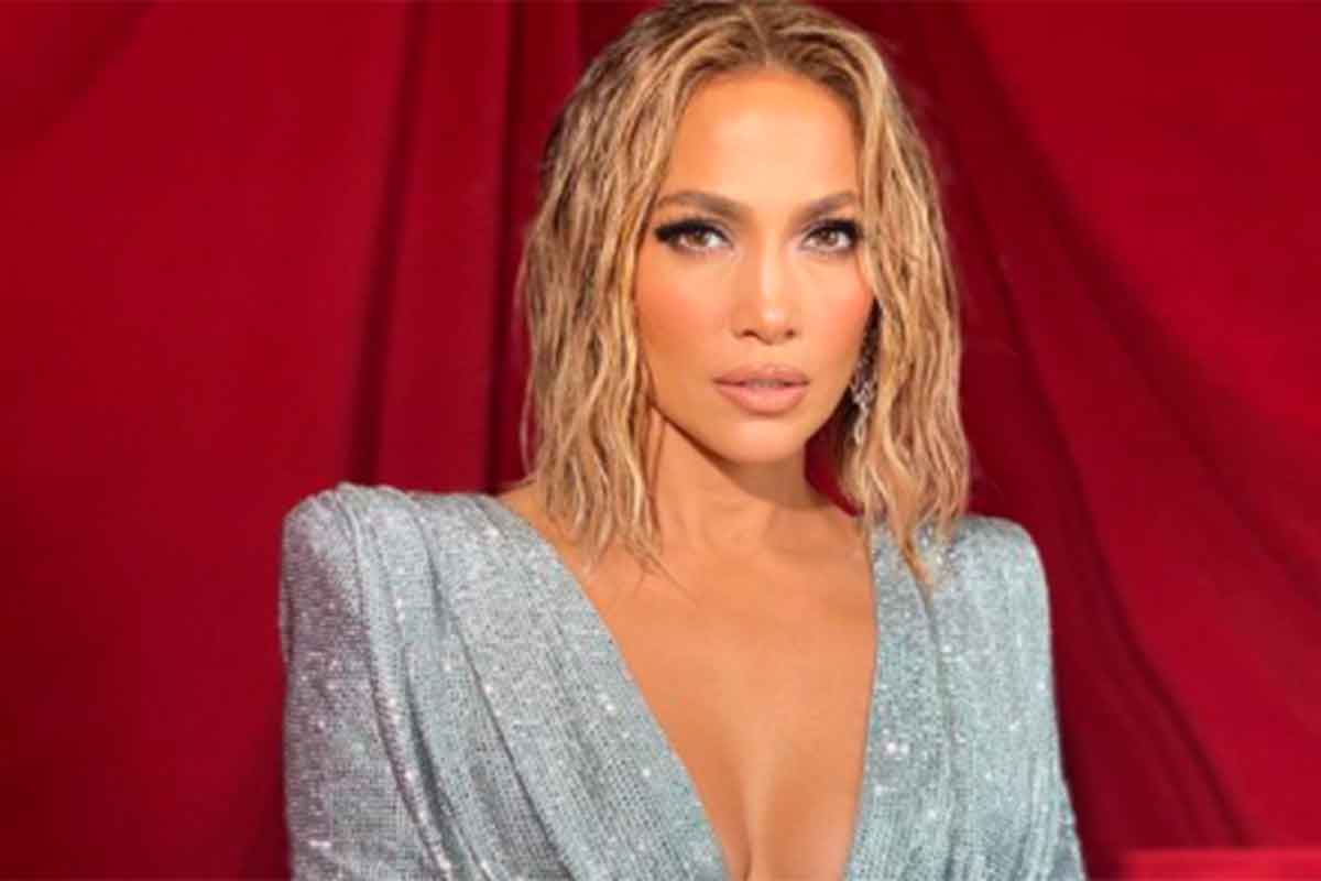El secreto de Jennifer Lopez para tener el escote perfecto pasados los 50