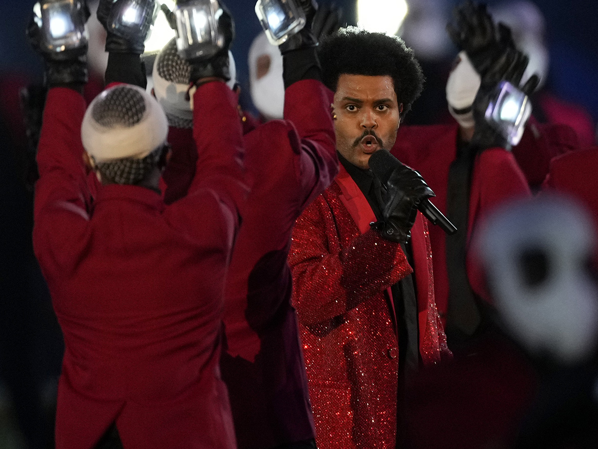 The Weeknd en el intermedio de la Super Bowl 2021