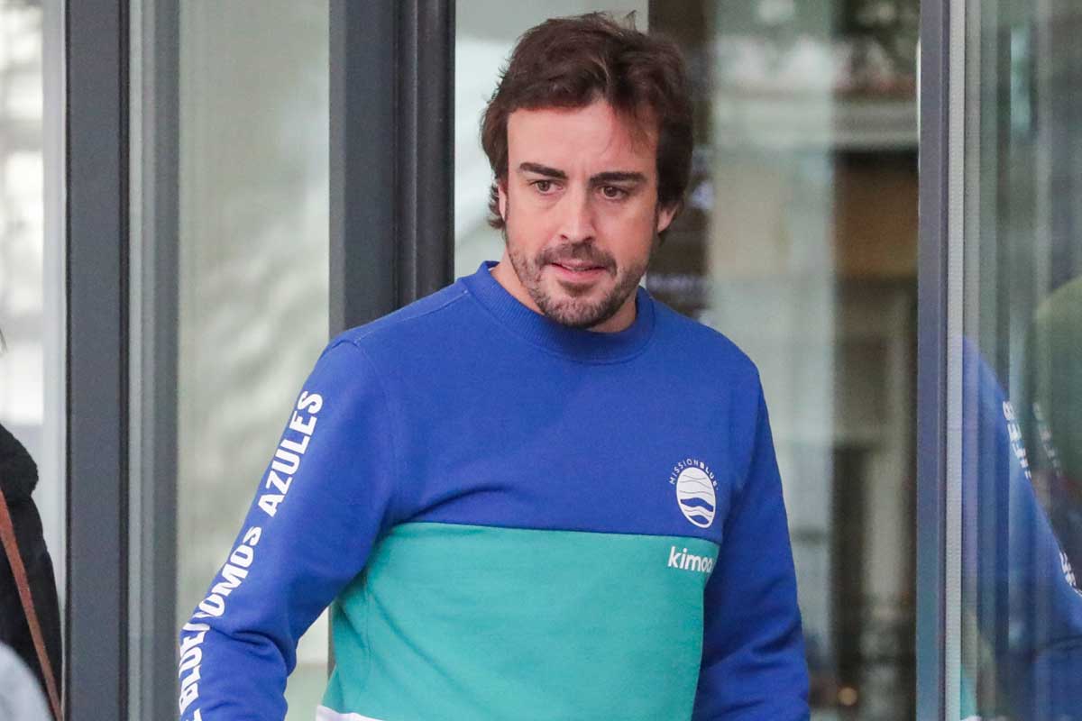 Fernando Alonso reaparece tras su brutal accidente y muestra cómo ha quedado su rostro tras su operación