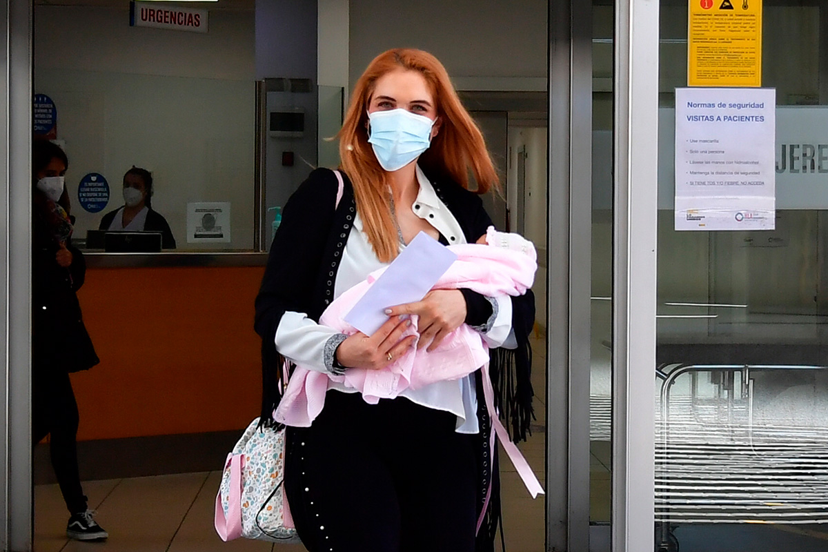 Beatriz Trapote lleva a su hija al médico a los pocos días de dar a luz