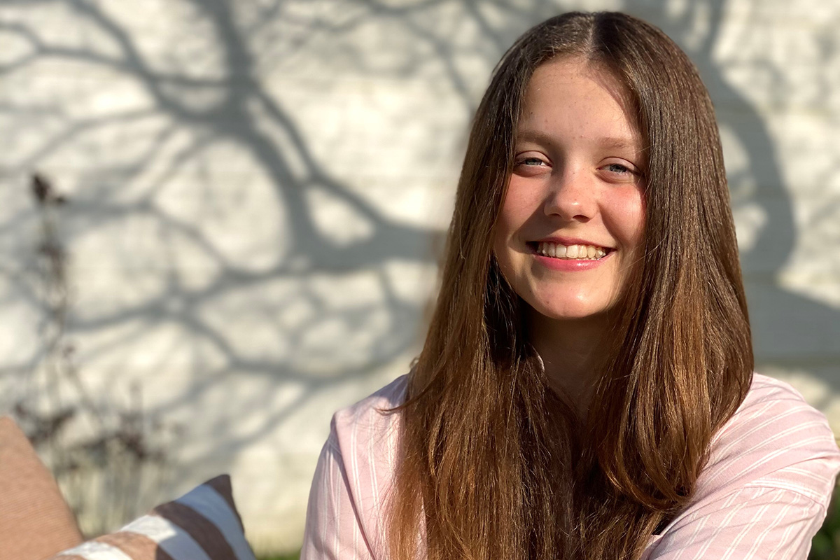 Isabella de Dinamarca celebra su 14 cumpleaños con nuevos retratos (¡una sonrisa para mamá!)