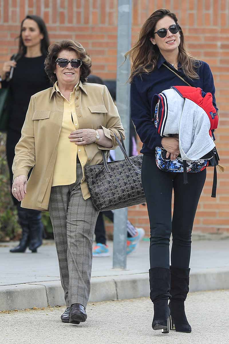 La presentadora y modelo Mar Saura con su madre por las calles de Madrid.  01/04/2019