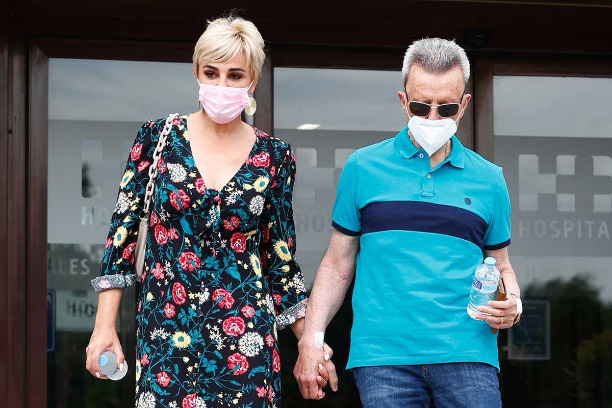 Ortega Cano recibe el alta y abandona el hospital de la mano de Ana María Aldón