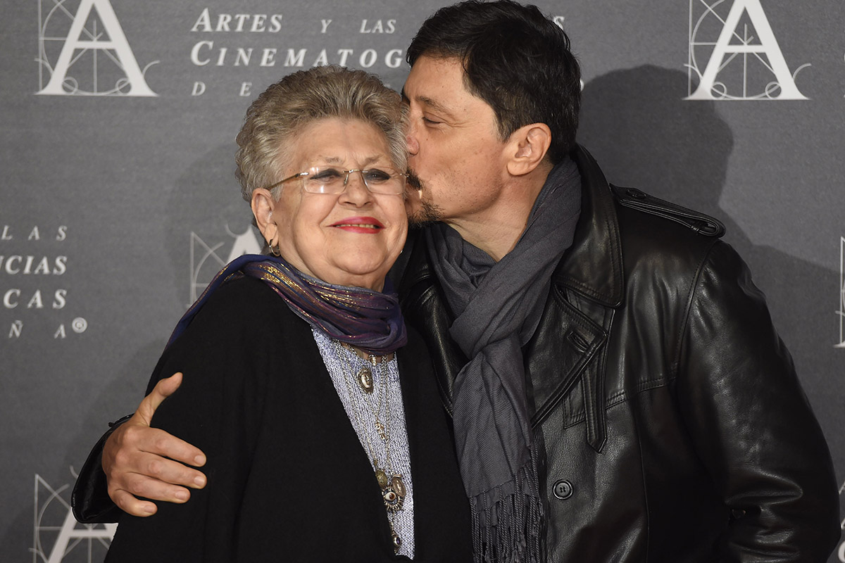 Los actores Pilar Bardem y Carlos Bardem en la Gala de entrega de las Medallas de Oro 2015 de la Academia de cine Español en Madrid.02/11/2015