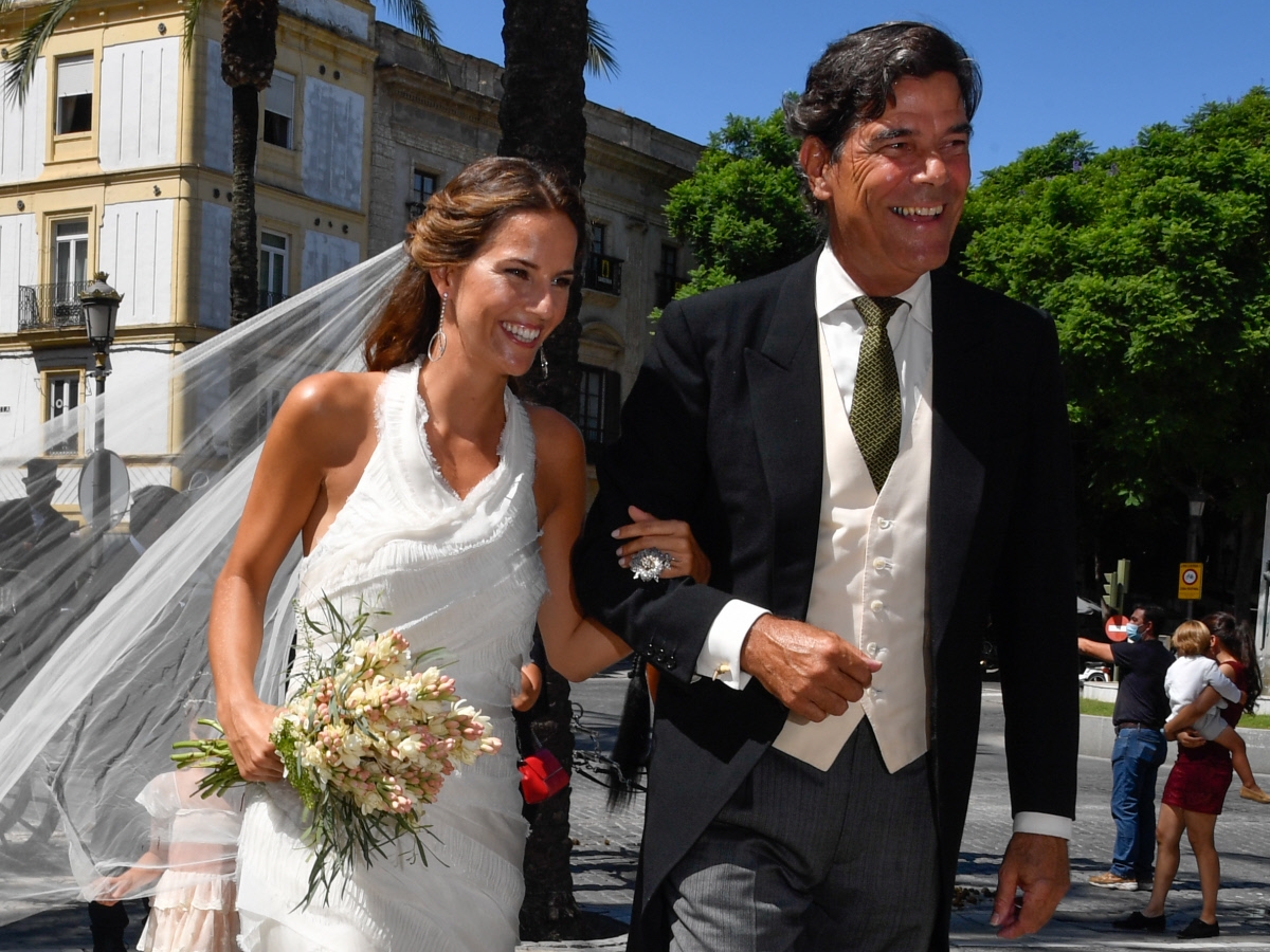 Todos los looks de la boda de Carlos Cortina y Carla Vega-Penichet