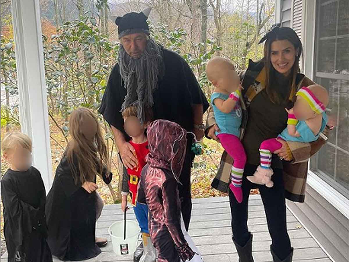 Alec Baldwin desconecta de la tristeza celebrando Halloween con su familia