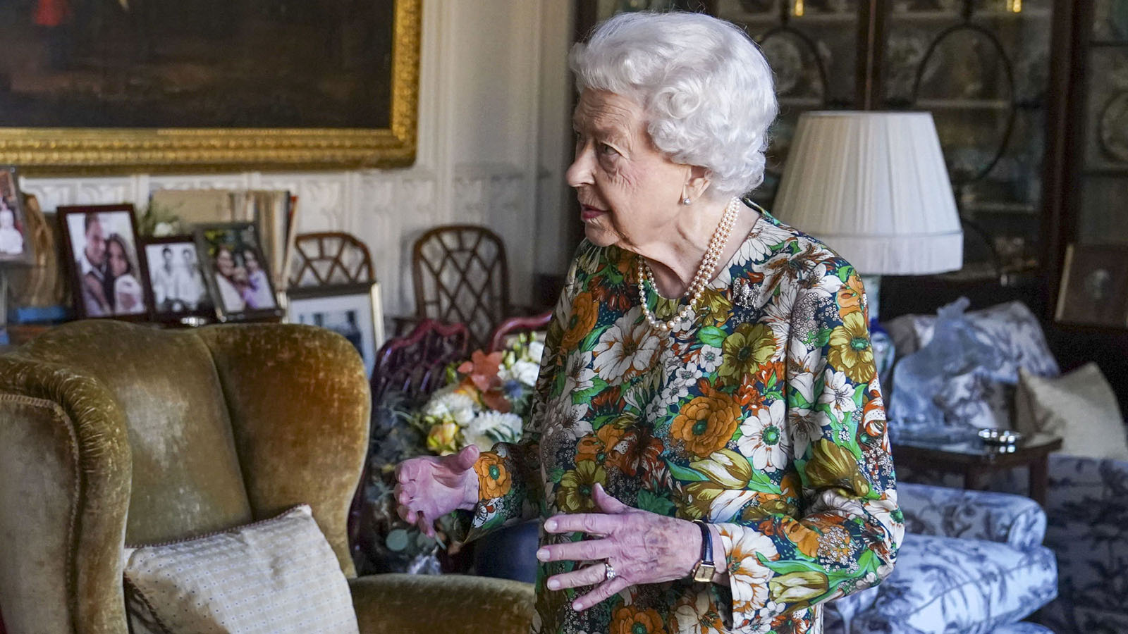 ¡La reina Isabel ha vuelto! Inmensa alegría ante su regreso (con flores y perlas) a la vida oficial