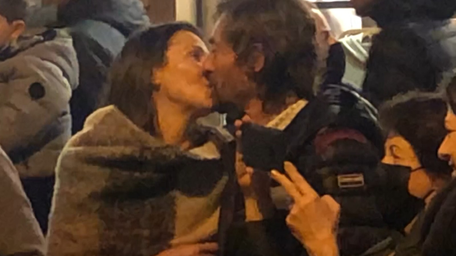 Esther Doña y Santiago Pedraz se comen a besos en las calles de Málaga