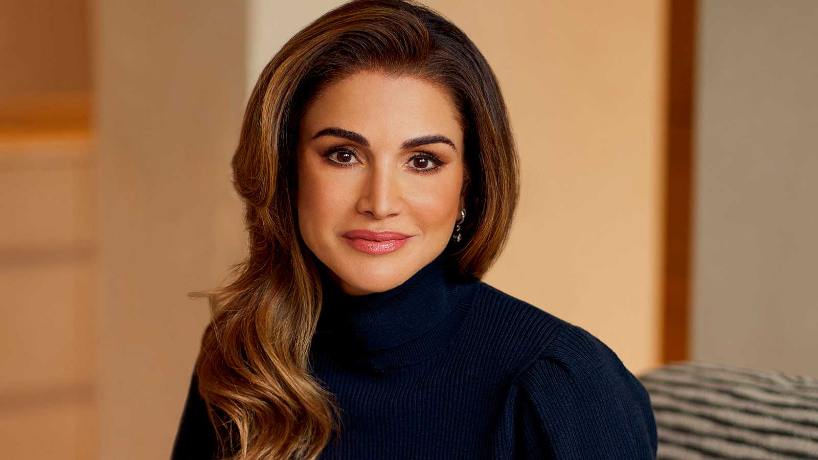 Rania de Jordania recupera la sobrecamisa más bonita (y buscada) de Zara