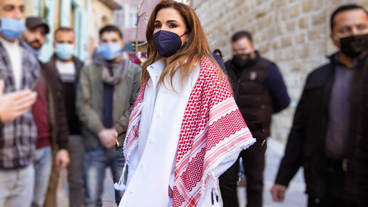 Rania de Jordania con botas de Dior y pañuelo palestina