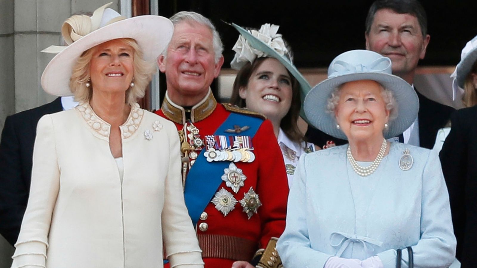 El príncipe Carlos rinde homenaje a Isabel II y elogia a Camilla, la futura reina consorte