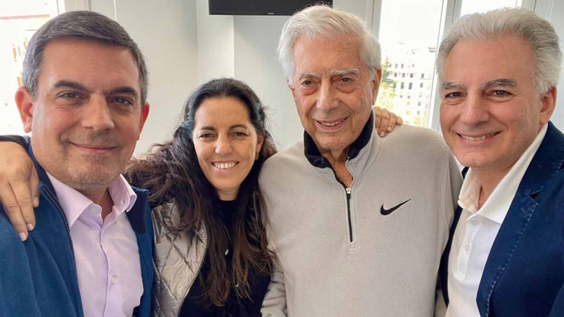 Mario Vargas Llosa sale del hospital sonriente con sus hijos tras “vencer al covid”