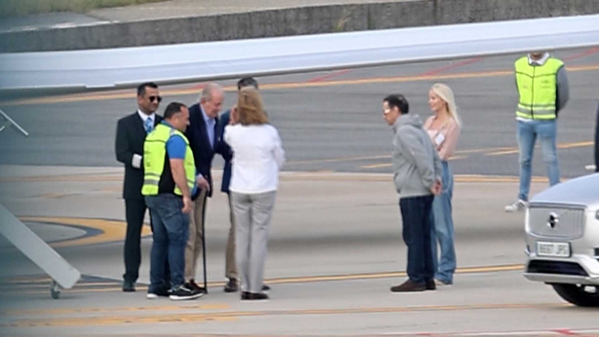 El cariñoso reencuentro de la Infanta Elena y el Rey Juan Carlos en el aeropuerto