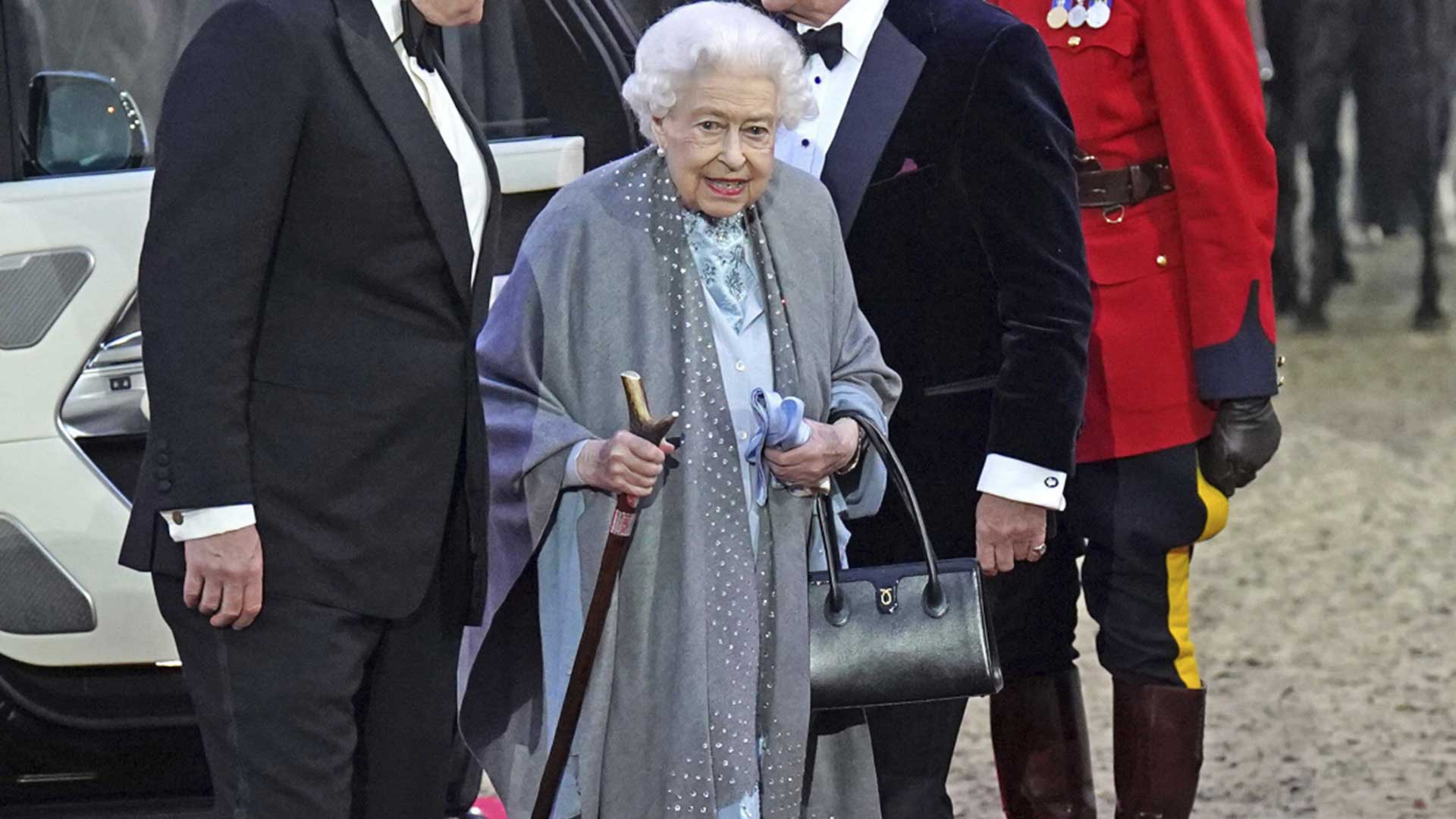 Isabel II reaparece muy sonriente acallando los rumores sobre sus problemas de salud