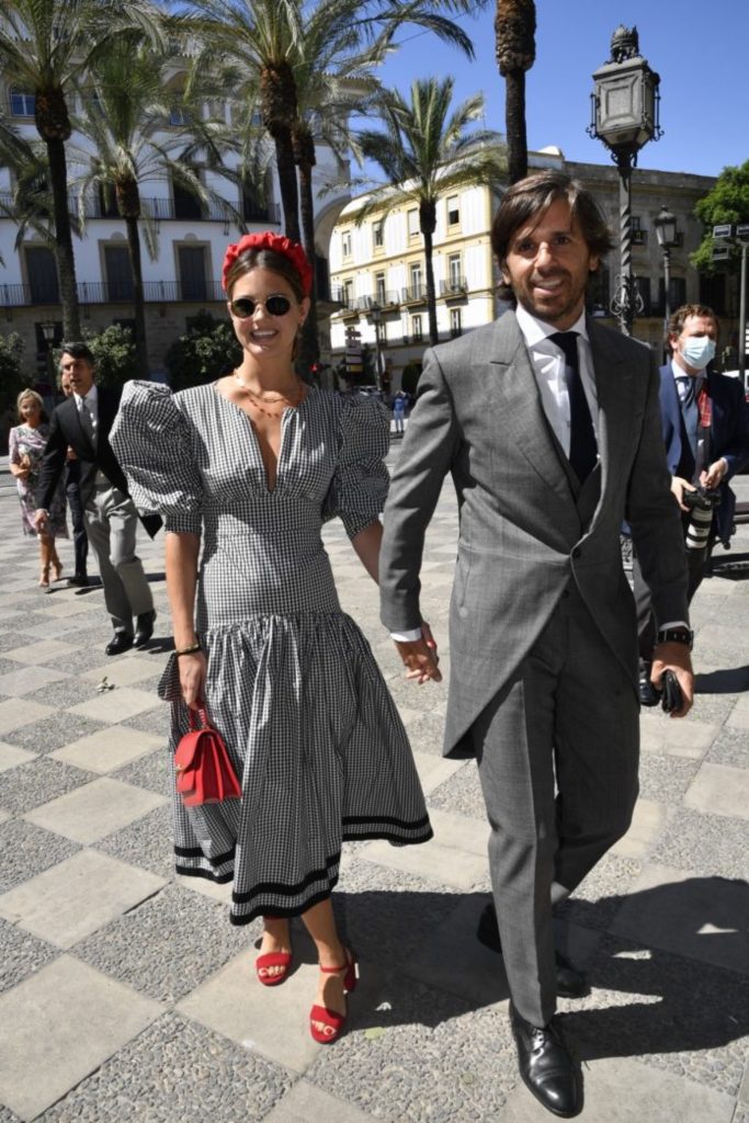Para la boda de Carlos Cortina y Carla Vega Penichet se dejó ver con un vestido de cuadros Vichy de la firma de Inès Domenech