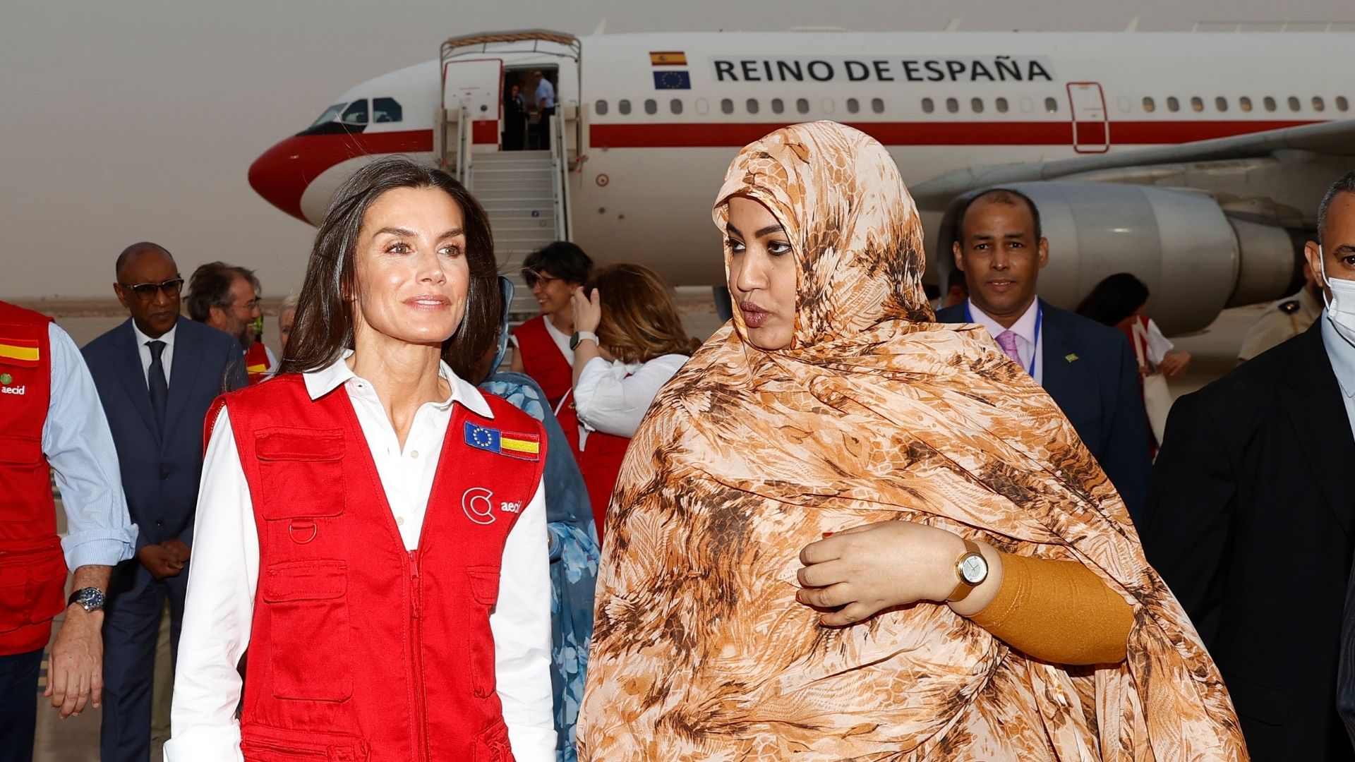La Reina Letizia se viste de uniforme (chaleco de cooperante) en su viaje a Mauritania