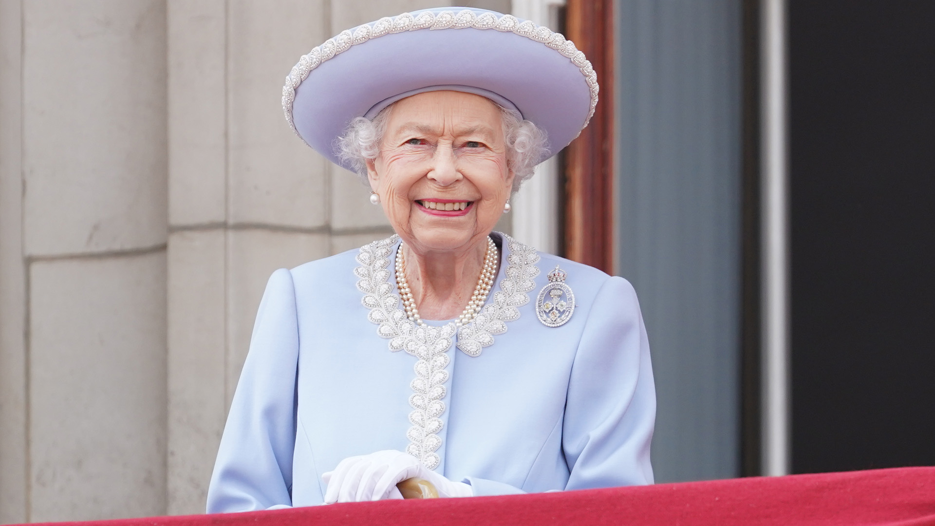 Isabel II sale al balcón del palacio de Buckingham (y sus bisnietos le hacen una reverencia)