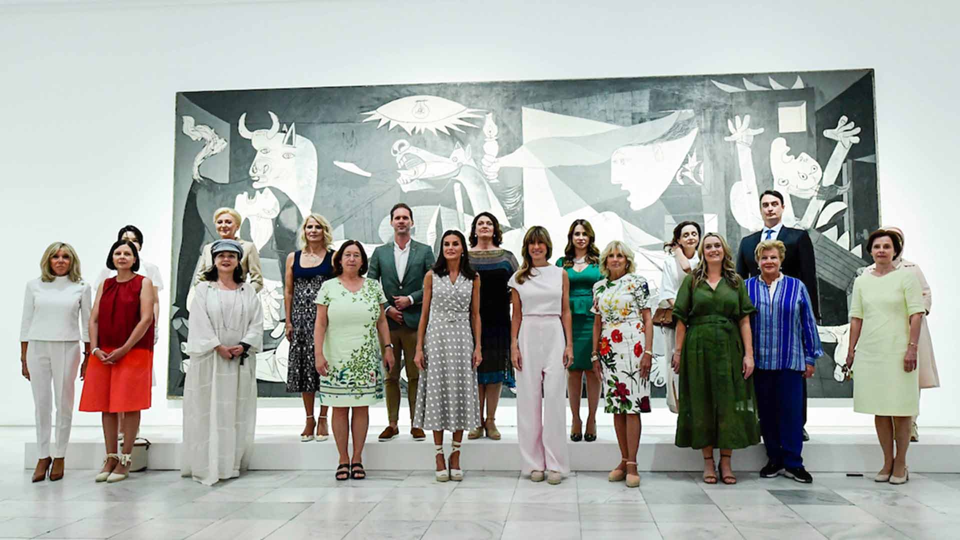 Letizia y las primeras damas de la OTAN, incluida Brigitte Macron, junto al Guernica