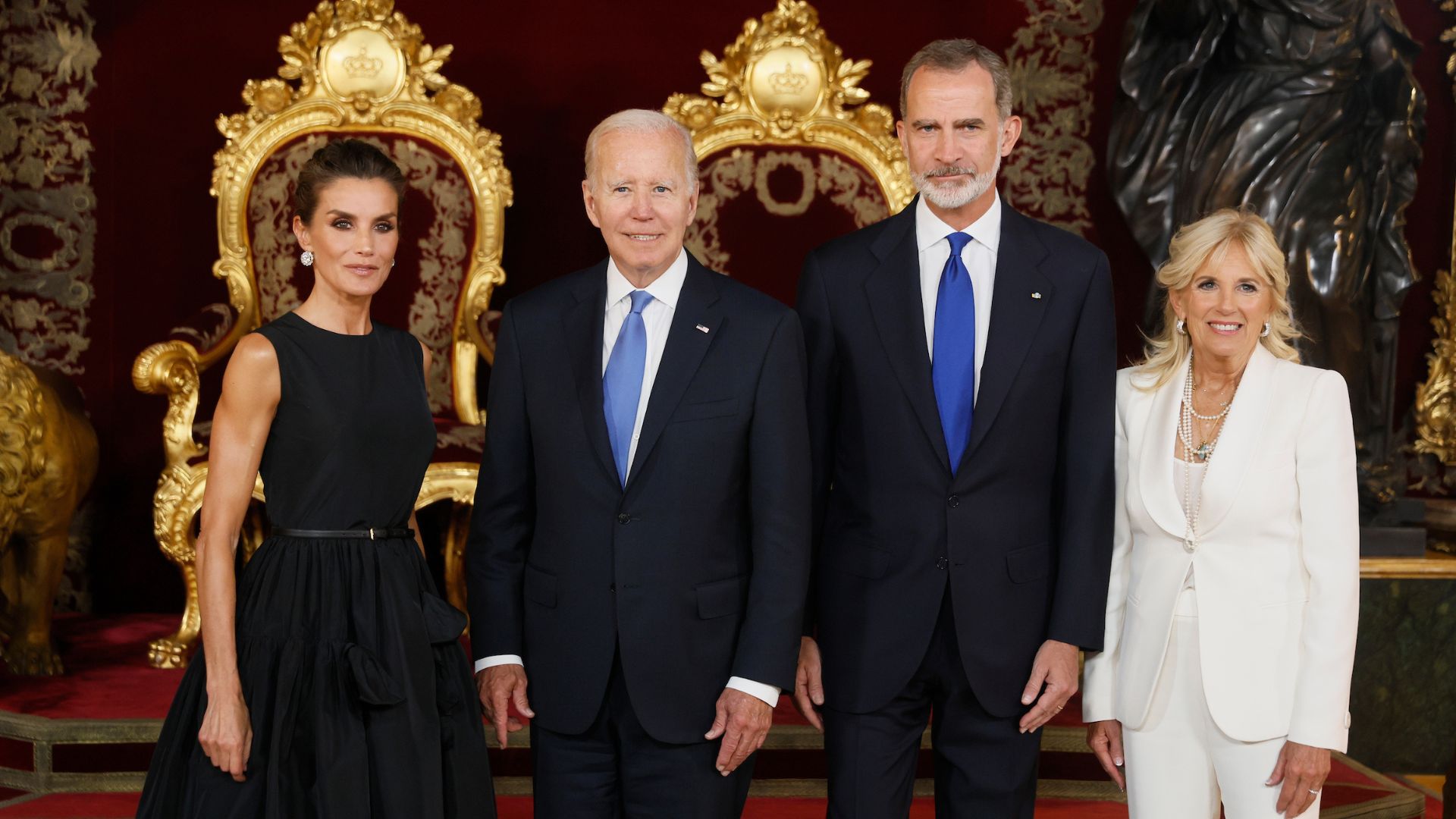 Los Reyes Felipe y Letizia ponen glamour a la cena de gala de la cumbre de la OTAN
