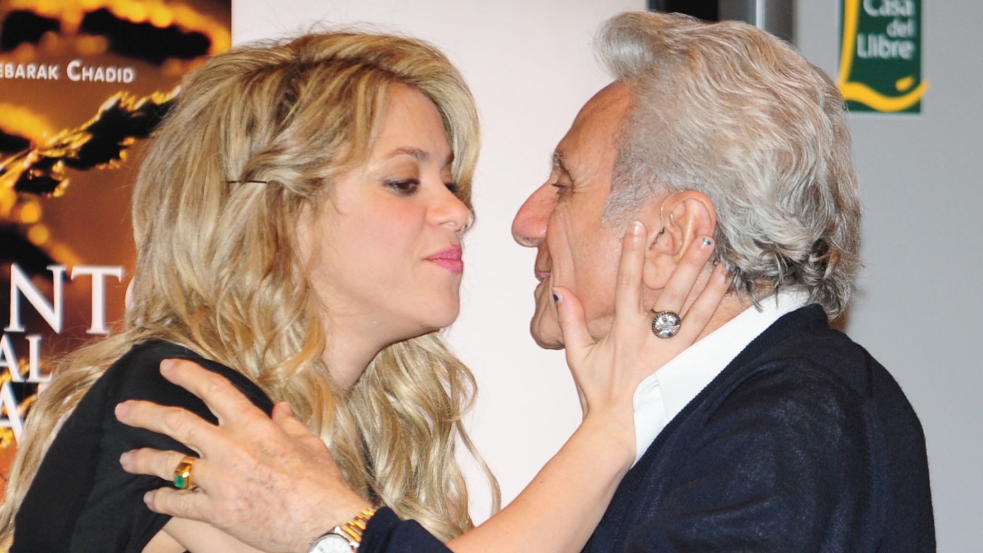 Shakira comparte un vídeo ayudando a su padre en su rehabilitación
