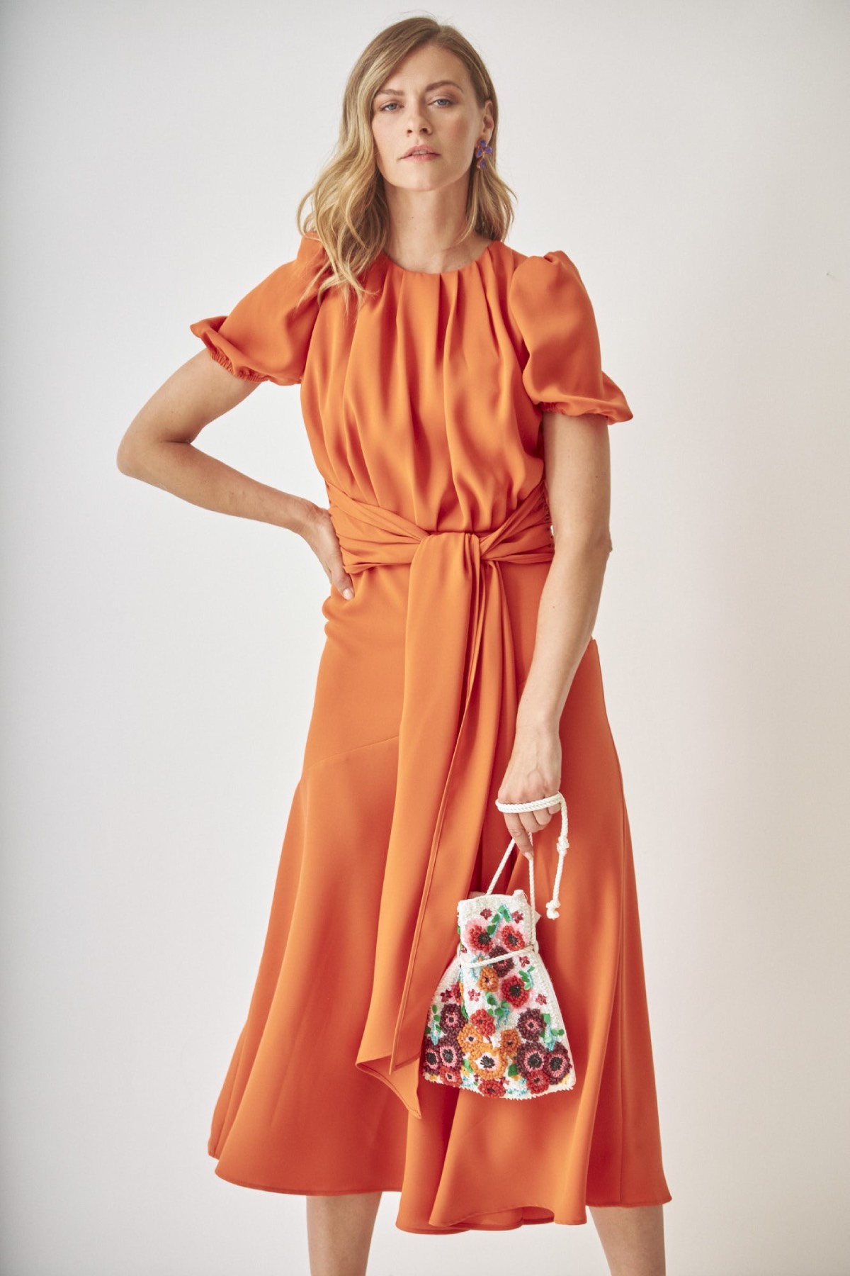 Virginia Troconis vestido mandarina
