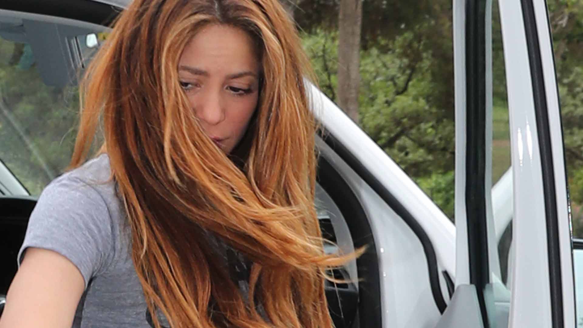 Shakira, de los nervios, sufre un percance cuando visita a su padre en el hospital