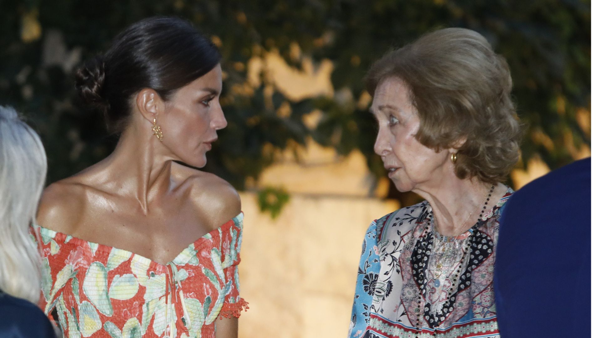 Cuchicheos y miradas cómplices: el buen rollo entre Letizia y Doña Sofía en Palma de Mallorca