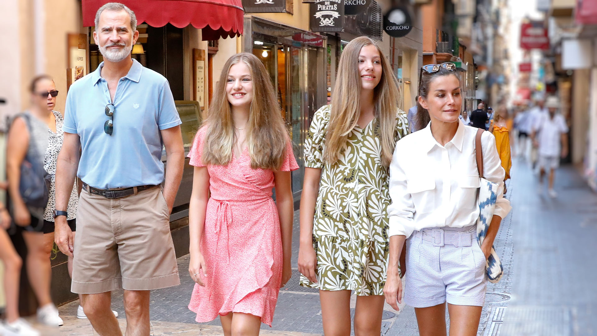Imagen de Los Reyes y sus hijas dan un último y relajado paseo por Palma antes de sus 'vacaciones privadas'