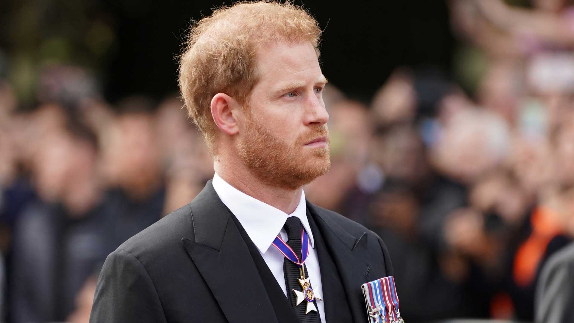 El príncipe Andrés y el príncipe Harry podrán lucir el uniforme militar en la última vigilia a Isabel II