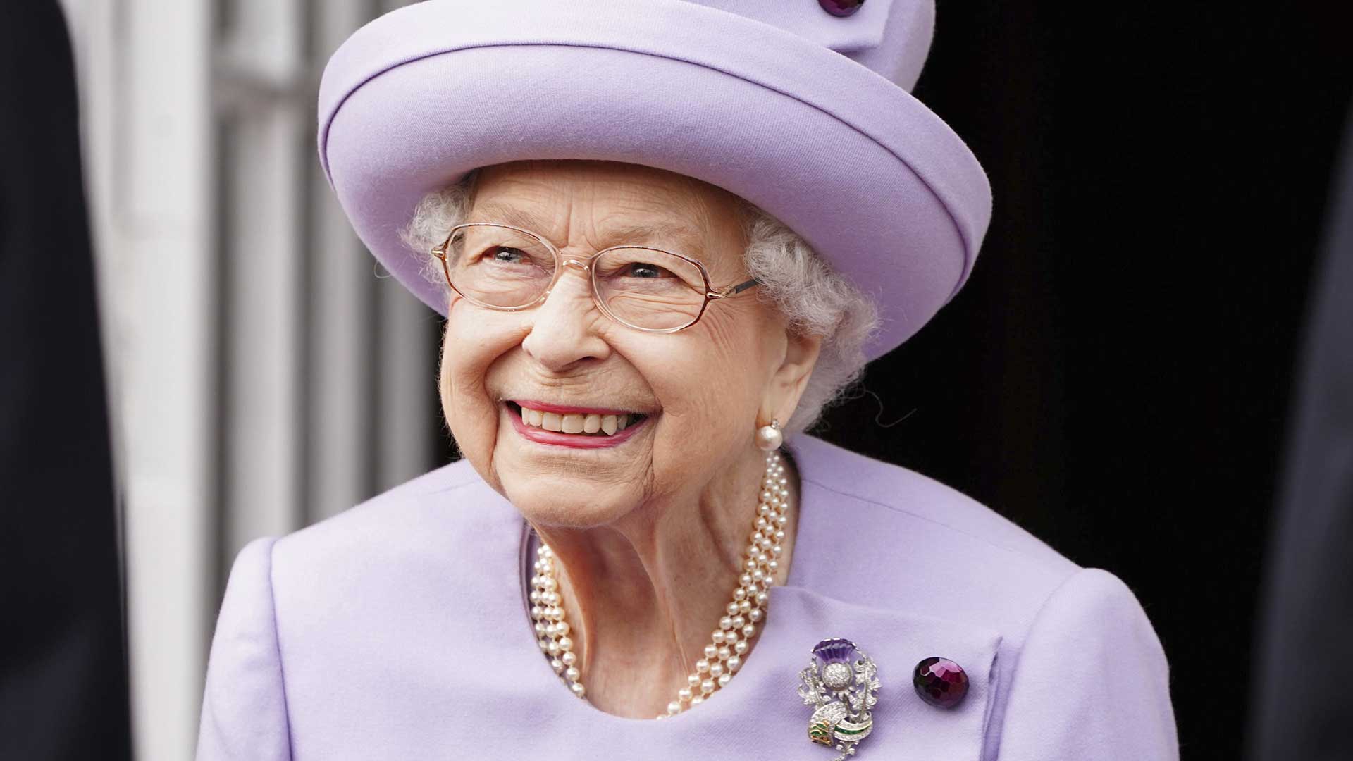 Looks monocolor, sombreros y bolsos de mano: el estilo inconfundible de la Reina Isabel II