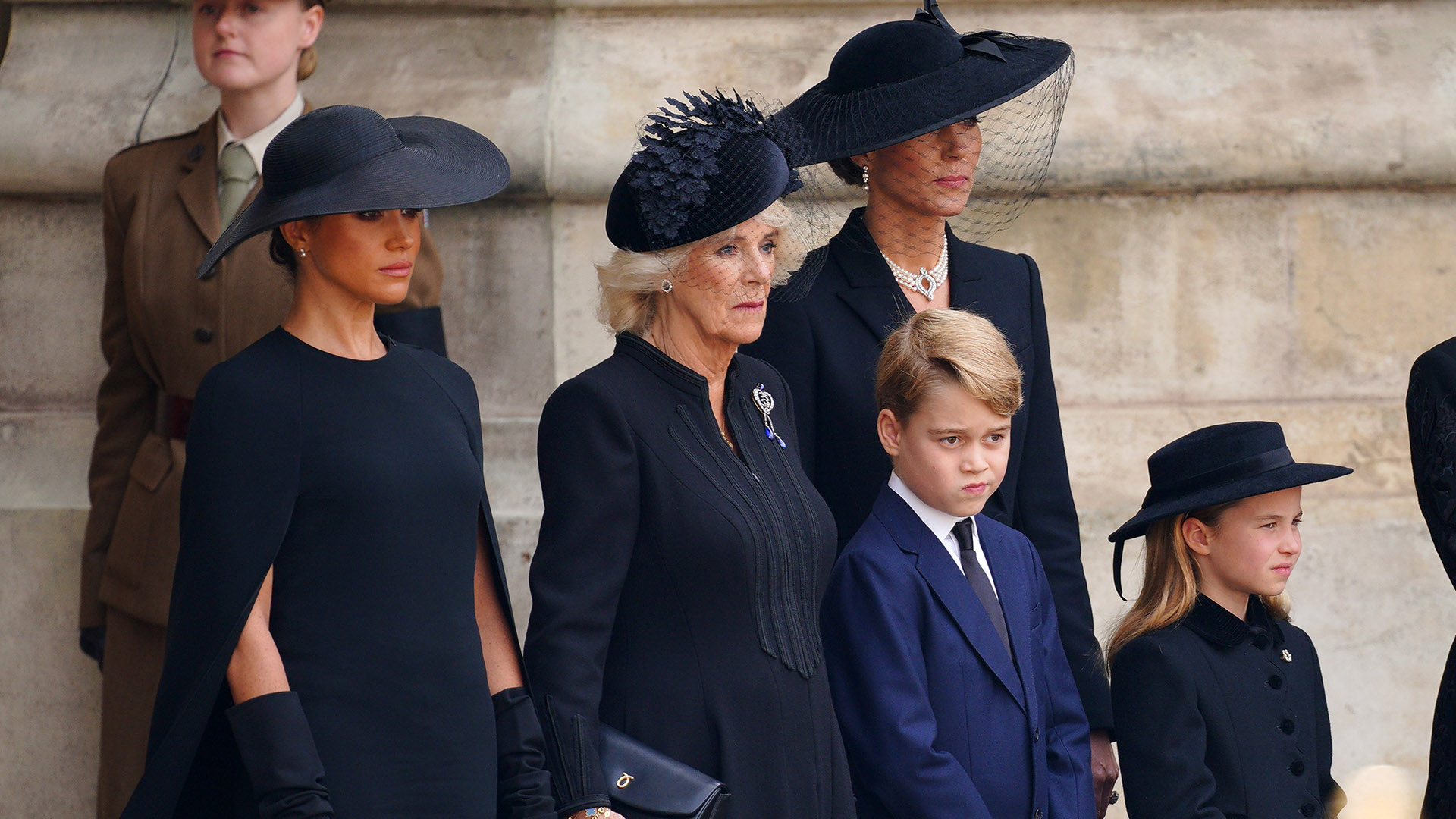 Los Windsor tienen una semana de luto para llorar a Isabel II, mientras Carlos prepara su primer viaje
