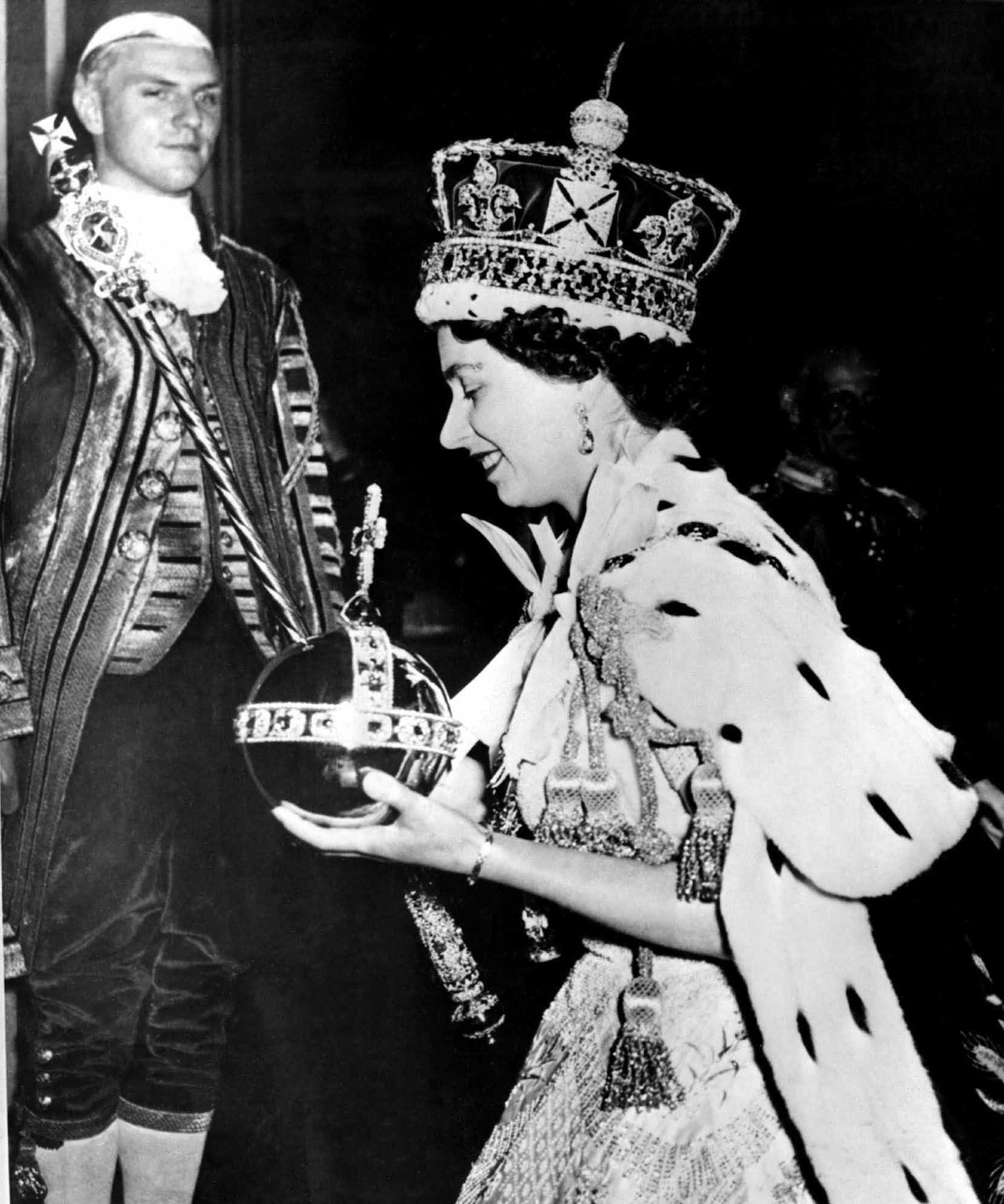 LA REINA ISABEL II CON LA CRUZ Y EL ORBE DURANTE LA CEREMONIA DE SU CORONACION COMO REINA DE INGLATERRA AP Photo / © RADIALPRESS 02/06/1935 LONDRES *** Local Caption *** In a traditional ceremony, Britain crowned a new Queen, Elizabeth II wore the bejeweled Imperial Crown and carried the Orb, in left hand, and Scepter with Cross as she left Westminster Abbey on June 2, 1953, at the end of the Coronation Ceremony.