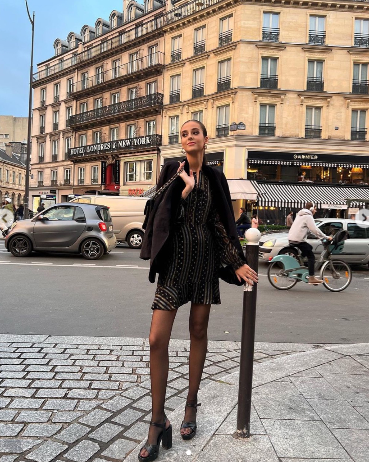 Victoria Federica pasea por París con un vestido bohemio y sandalias con  medias