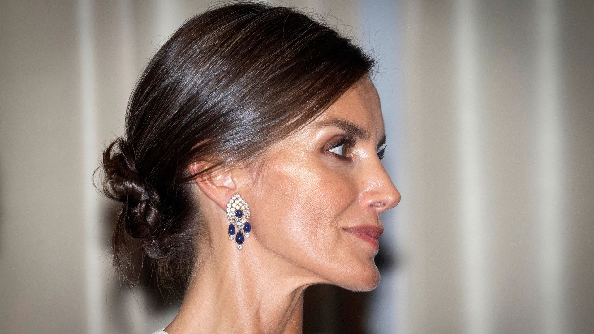 El look 'dos en uno' con zafiros de la Reina Letizia en Fráncfort