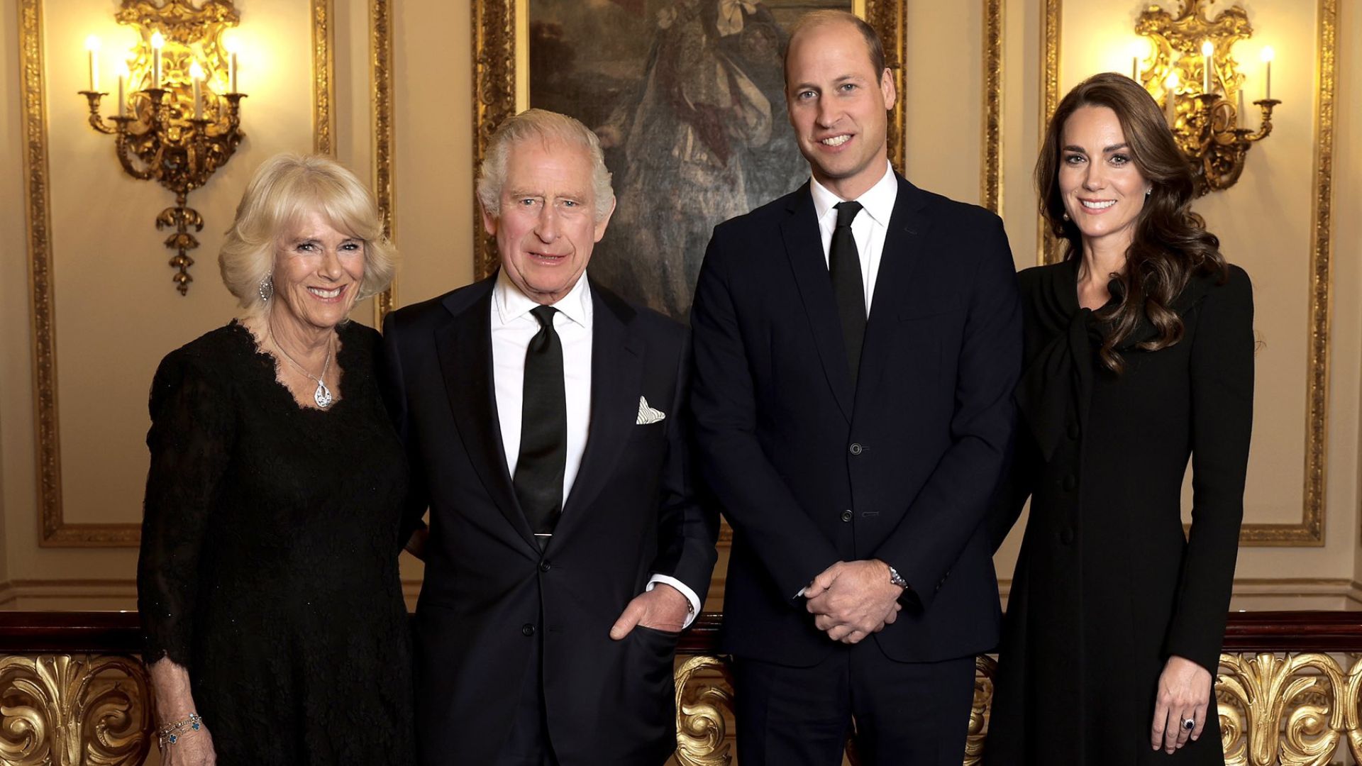 El significado oculto del primer posado oficial del Rey Carlos III junto a Camilla, Guillermo y Kate