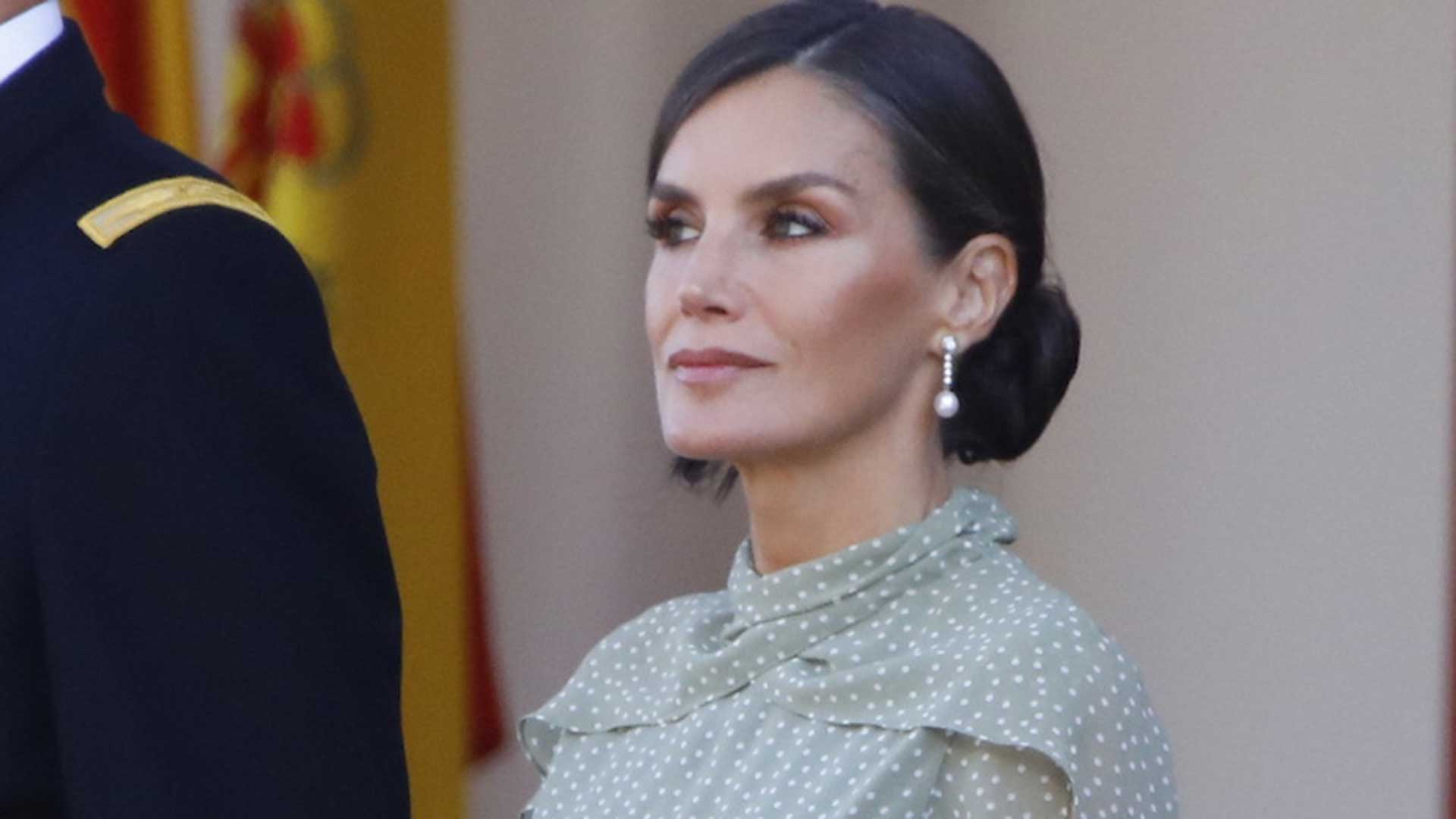 La Reina Letizia estrena un espectacular vestido 'made in Spain' para la Fiesta Nacional