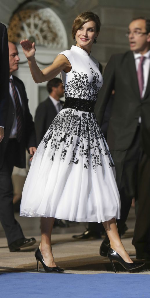 La Reina Letizia se quita el miriñaque su famoso vestido oriental