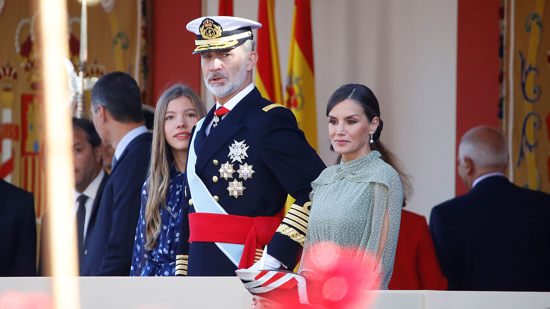 Imagen de Los Reyes, Felipe y Letizia, junto a su hija, la Infanta Sofía, presiden el desfile de la Fiesta Nacional: todas las imágenes