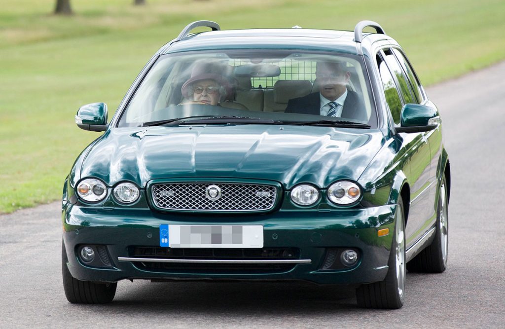 Reina-Isabel-II-coche-Jaguar