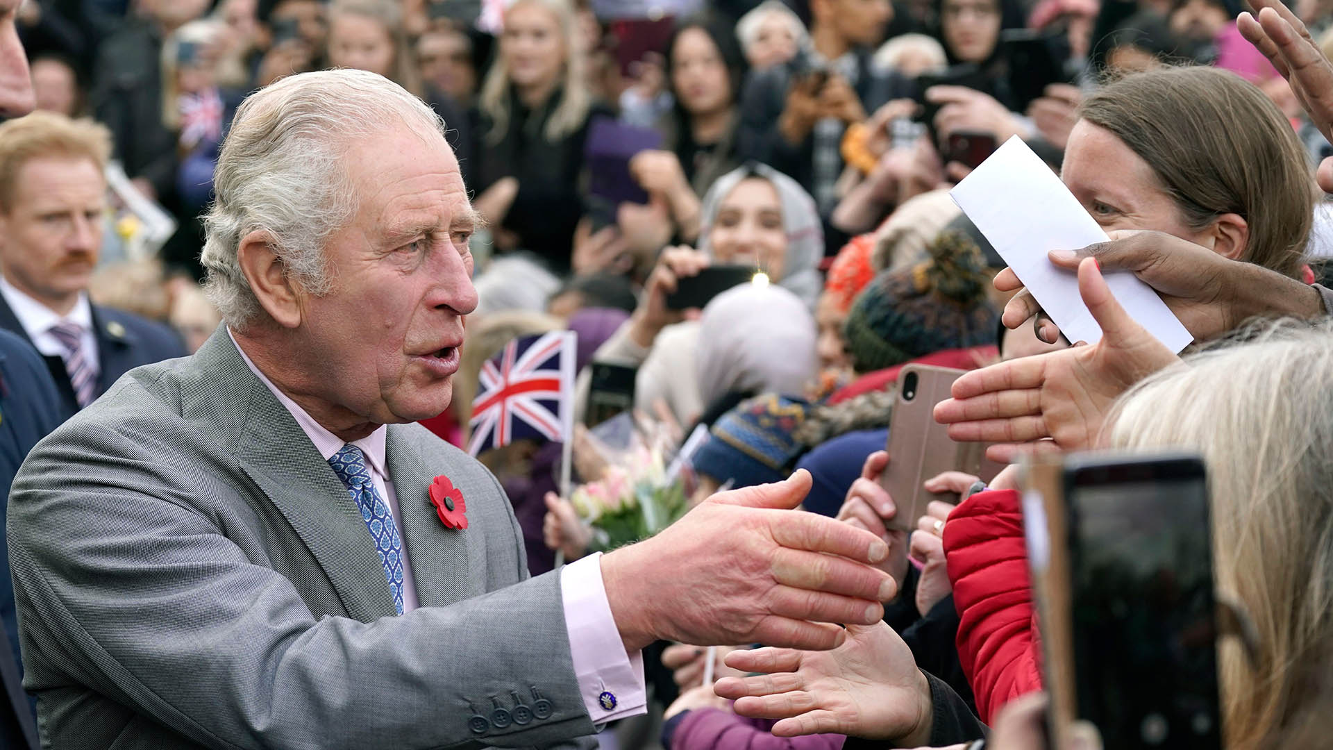 Lanzan huevos contra el rey Carlos III mientras saluda al pueblo: ya hay un detenido