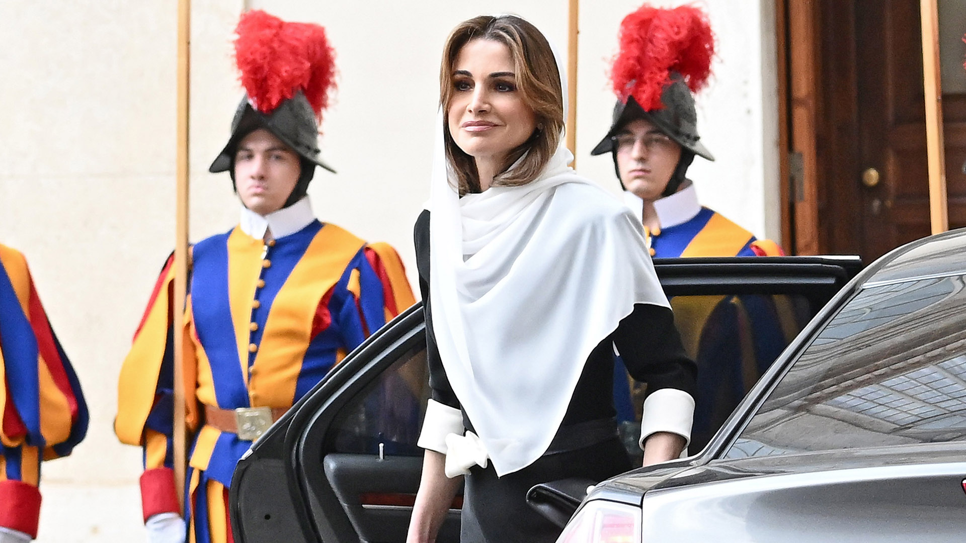 Rania de Jordania se cubre con velo blanco ante el Papa Francisco thumbnail