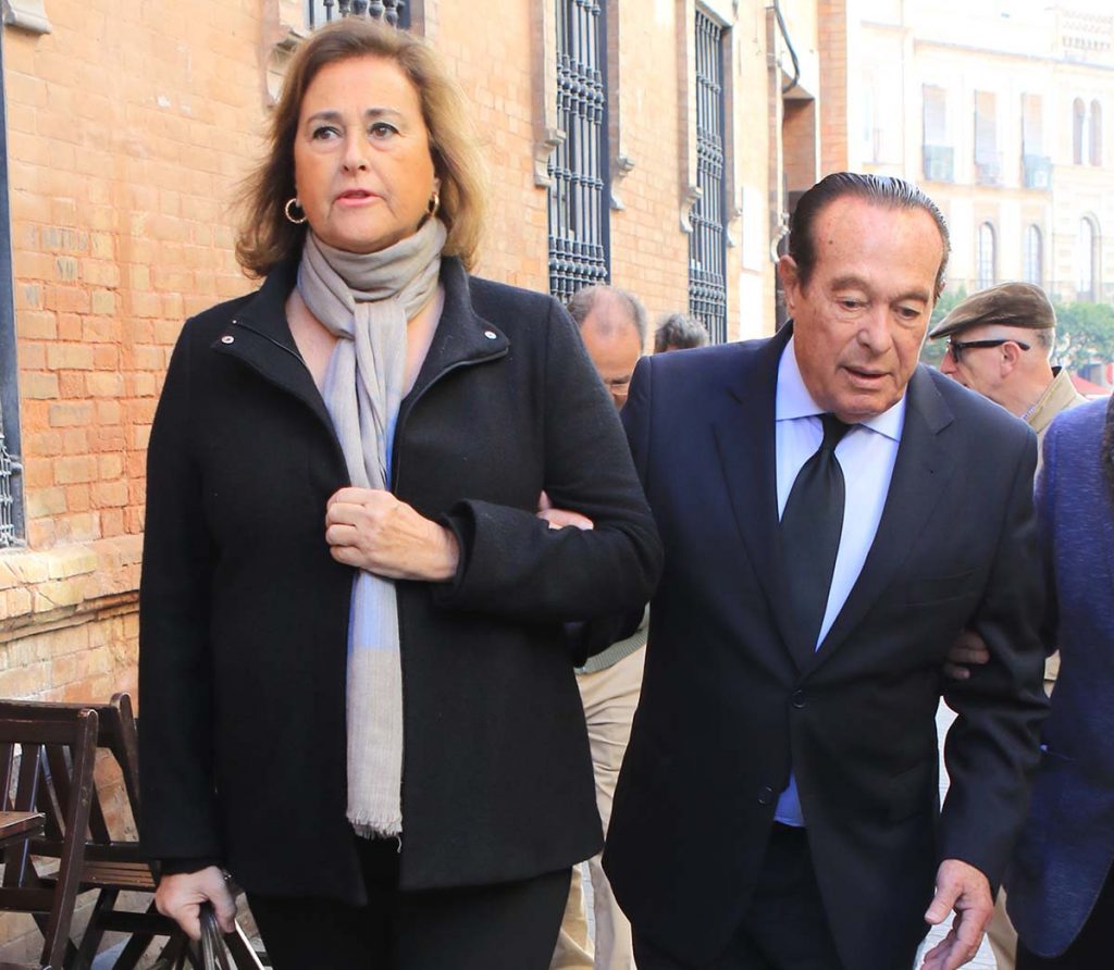 El torero Curro Romero y Carmen Tello durante el entierro de Rafael Serna en Sevilla 27/02/2019