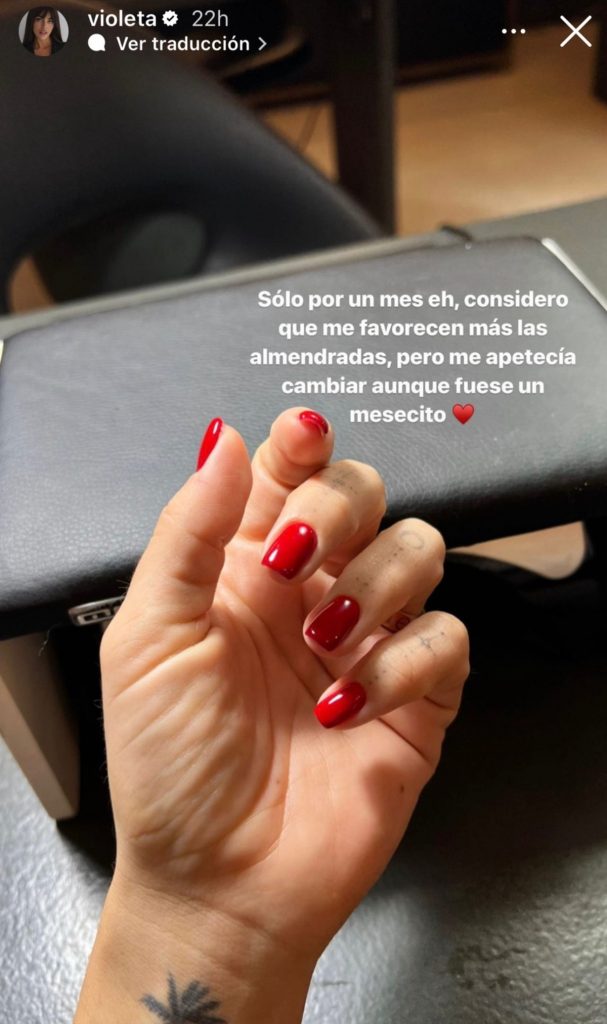 Violeta Mangriñán uñas
