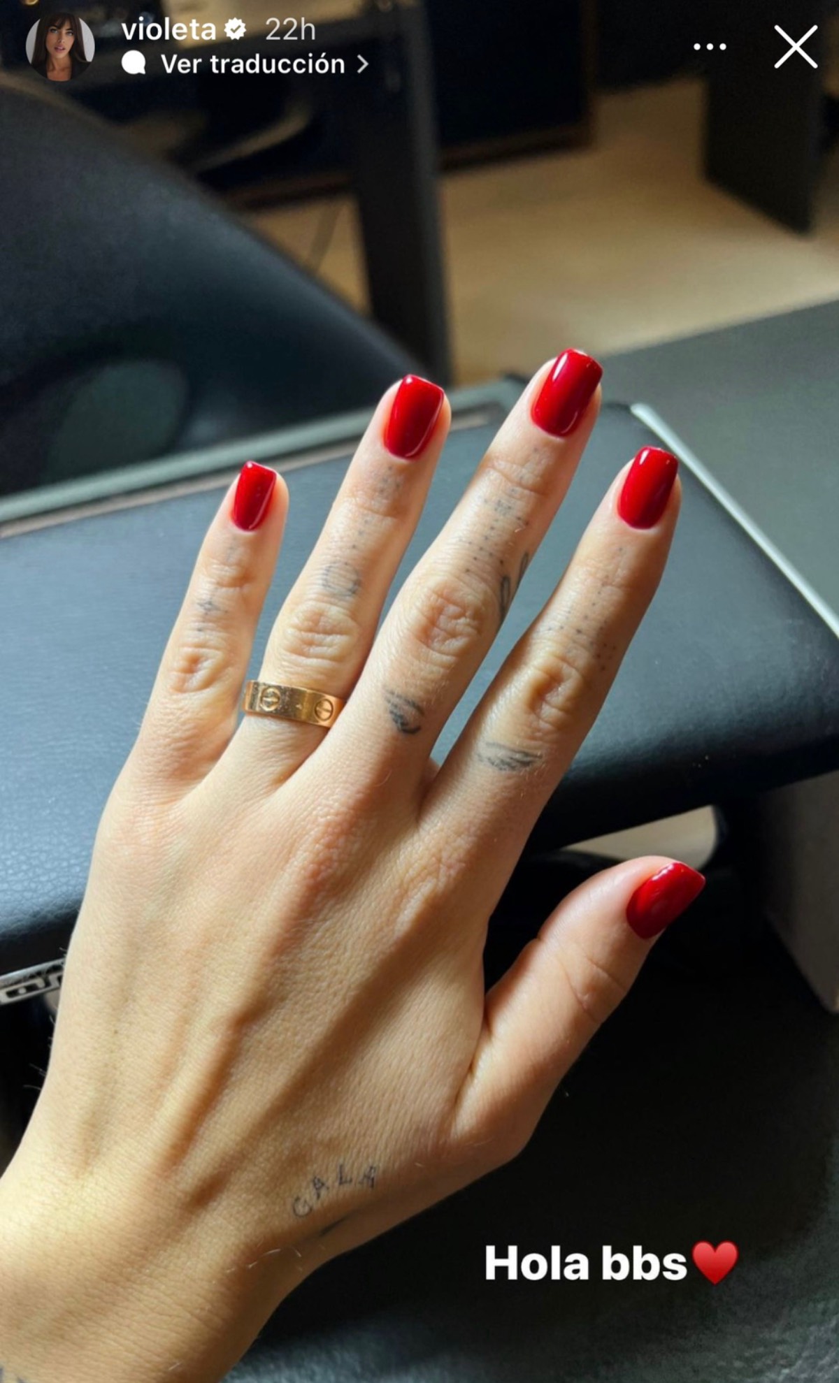 Violeta Mangriñán uñas rojas