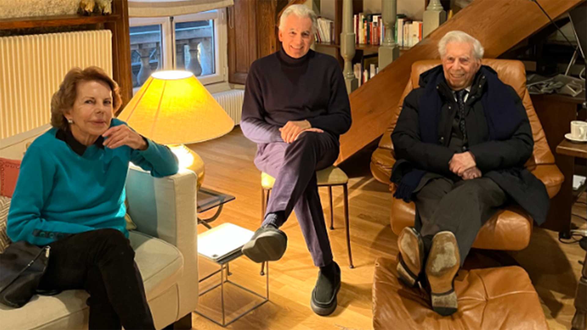 El hijo de Mario Vargas Llosa y Patricia Llosa publica la primera foto de sus padres juntos en París