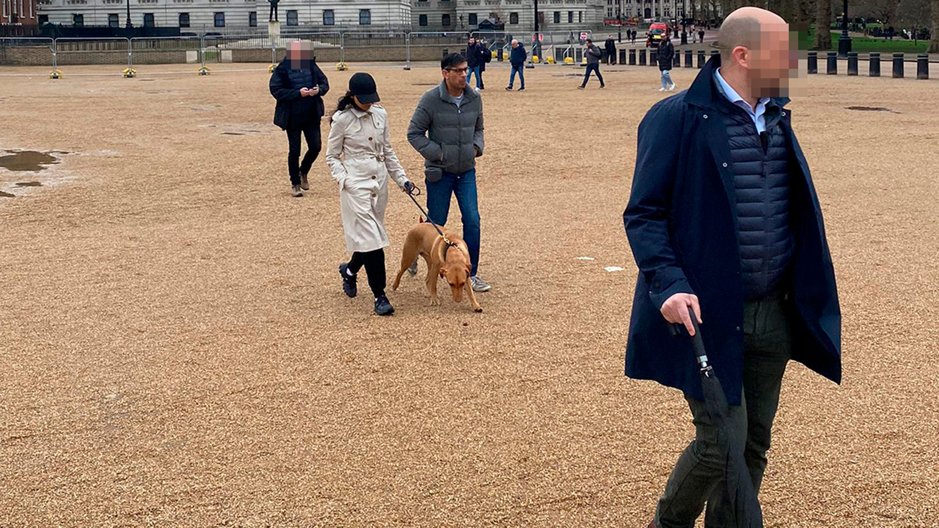 El discreto paseo del primer ministro británico, Rishi Sunak, con su mujer y su perro por Londres