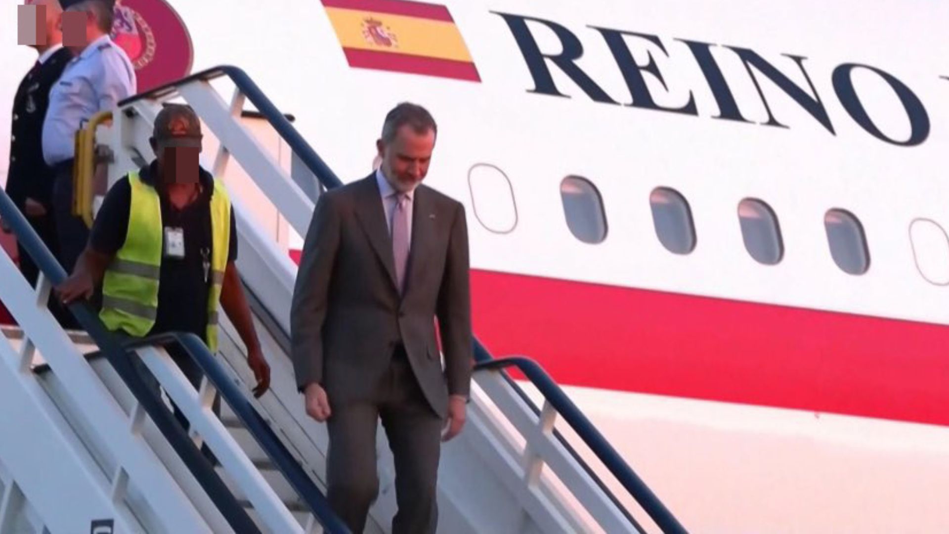El Rey Felipe, eclipsado por un trabajador que se salta el protocolo en su llegada a República Dominicana