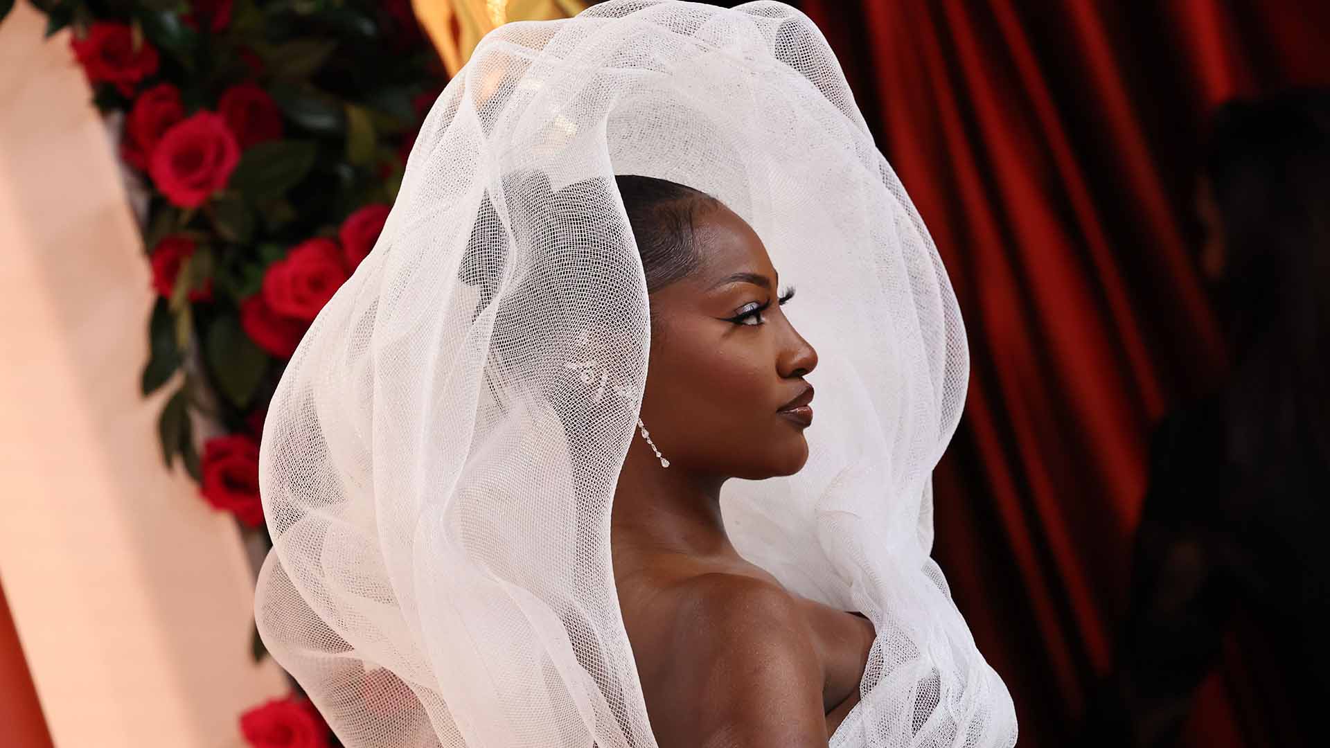 Imagen de Aluvión de críticas contra una invitada a los Premios Oscar: roba toda la visión al público con su vestido