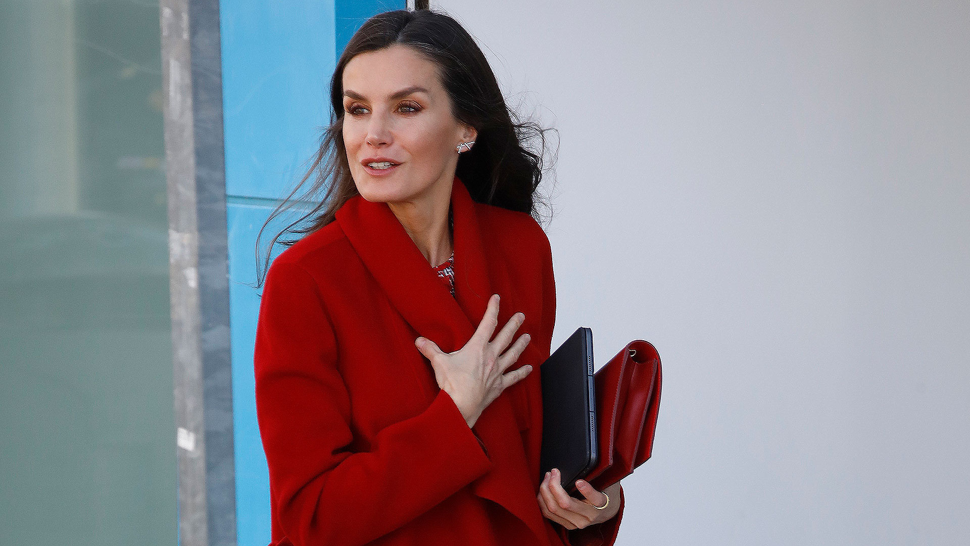 Letizia impresiona de rojo con un look ejecutivo perfecto (con iPad en mano)